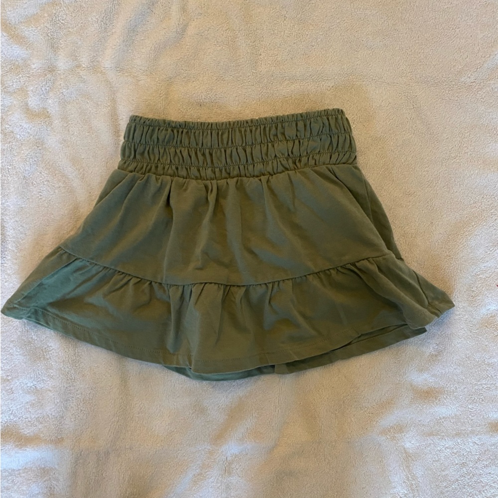 Carter’s 2T girls green skort. Never worn!